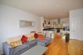The Courtyard 2 Bedroom Apartments in Central Windsor with Parking - Rom