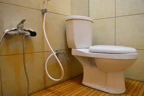 RedDoorz at Rita Guesthouse Pangandaran - Bathroom