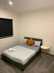 Fresh Modern 4BR Home 2 x Ensuite Park and Lake Views - Værelse