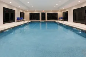 Holiday Inn Express & Suites - Fayetteville by IHG - Piscina