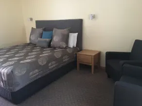 AAt 28 Goldsmith Motel - Room