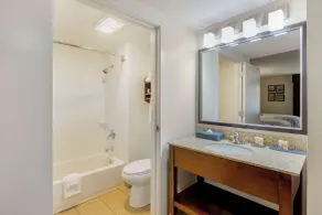 La Quinta by Wyndham Oakland - Hayward - Salle de bain