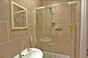 Central Hotel Gloucester by RoomsBooked - Bathroom