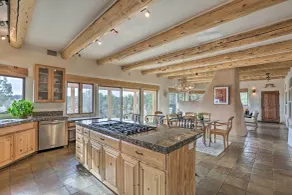 Adobe Home - River & Mtn Views w/ Hot Tub! - Innvendig