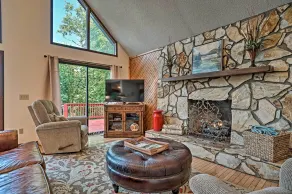 Mountain Retreat w/ Decks, Hot Tub, & Games! - Interiør