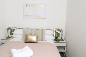 Aisiki Living at Upton Road, Multiple 1, 2, or 3-Bedroom Apartments, King or Twin Beds with Free WiFi & Parking Space - Chambre