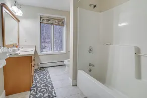 Peaceful Cavendish Retreat w/ Hot Tub & Fireplace! - Innvendig