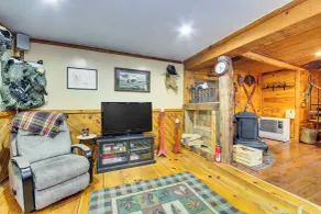 Rustic Searsport Cabin: Loft + Sunroom on 10 Acres - Interiør