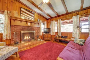 'the Red Loft' Candler Cottage Near Hiking Trails! - Interiør