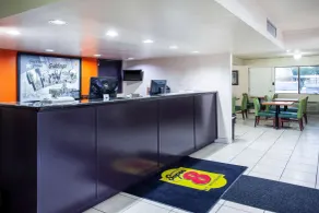 Super 8 by Wyndham Giddings - Reception