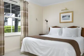 The Kenmore Club - Room