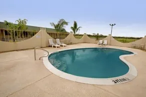 Riviera Inn and Suites - Piscine