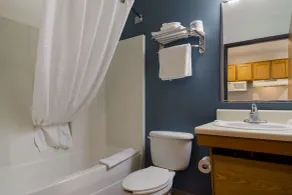 WoodSpring Suites Jacksonville I-295 East - Bathroom