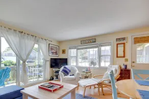 Pool & Beach Access: Coastal Condo in Provincetown - Intérieur
