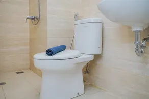 Fully Furnished with Comfortable Design 2BR Apartment Springwood Residence - Bathroom