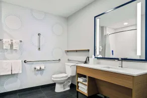 Tru By Hilton Rogers Bentonville - Bathroom