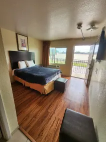 HomeTown Inn and Suites - Chambre