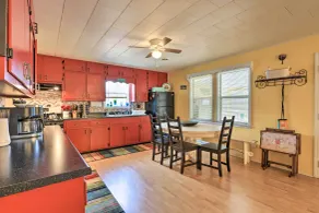 Lakefront Sparta Home w/ Private Pool & Dock! - Interiör