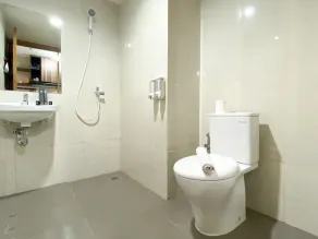Modern Look Studio Room at LRT City Jatibening Apartment - Badezimmer
