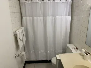 Travelers Inn - Bathroom