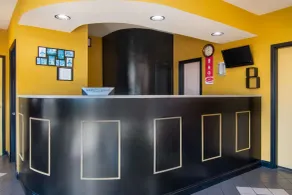 Econo Lodge Inn & Suites - Hall