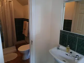Launard House - Bathroom