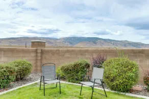 6 Mi to Dtwn Reno: Mtn-view Retreat w/ Fireplace! - Interior