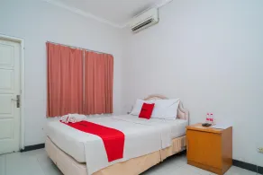RedDoorz near Rumah Sakit Baptis Kediri - Chambre