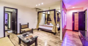 Raghu Mahal Hotel - Room