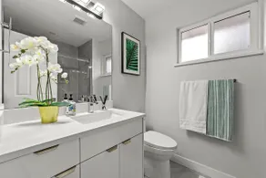 Vancouver Lake City Way Guesthouse 10 min to SkyTrain - Bathroom
