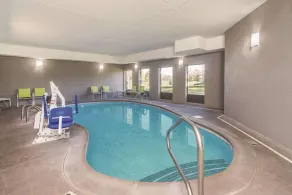 La Quinta Inn & Suites by Wyndham Louisville East - Piscine