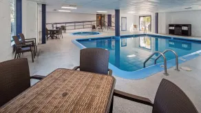 Charlevoix Inn & Suites SureStay Collection by Best Western - Basseng
