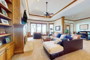 Lakefront Estate: Stunning Views, Deck, Bar & Dock - Innenbereich