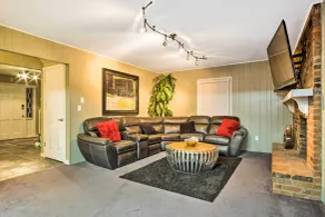 Suburban Detroit Home w/ Porch, Yard & Fire Pit! - Innenbereich