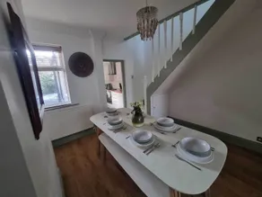 Modern central Dartford 4-Bed House with Parking - Camera