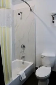 Crescent Inn - Bathroom