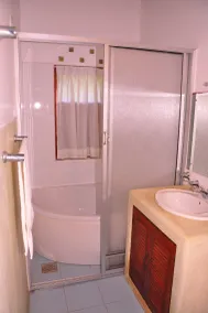 Serenity Lake Front Villa - Badezimmer