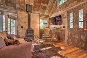 'Horse Thief Inn' Cabin Retreat w/ Deck & Hot Tub! - Interni