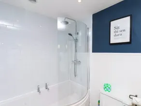 Sixpence Cottage - Badezimmer