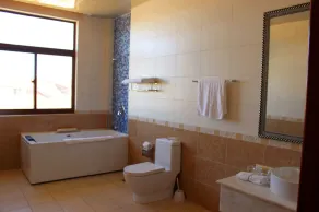 Madagascar Golden Peacock Hotel - Bathroom