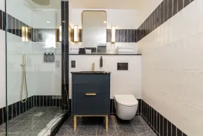 The Clarence - Bathroom