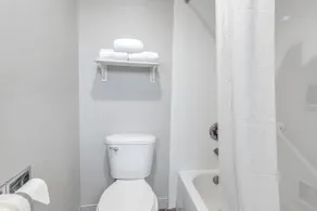 La Quinta Inn by Wyndham Cleveland Independence - Salle de bain