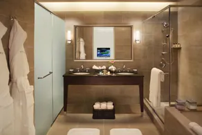 Trump International Hotel & Tower Chicago - Bathroom