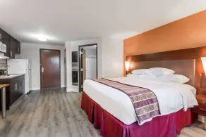 Days Inn & Suites by Wyndham Rocky Mount Golden East - Chambre