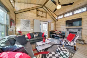 Pet-friendly Broken Bow Cabin: Hot Tub & Fireplace - Interiør
