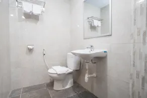 RedDoorz Premium @ Jalan Cengkeh Malang - Bathroom