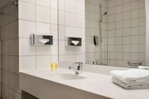 Ramada by Wyndham Bottrop City - Bathroom