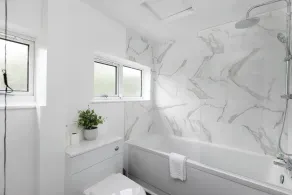 Skyvillion - Lush 2 Bed Hydean Way House & Garden - Badeværelse