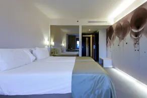 Ramada Plaza by Wyndham Bucharest Convention Center - Room
