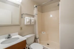 HomeTowne Studios by Red Roof Spokane - Valley - Salle de bain